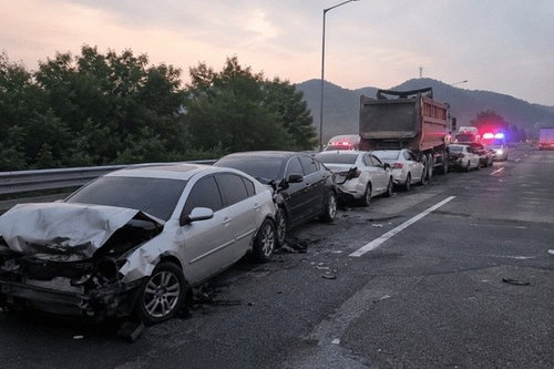 새벽 천안논산고속도로 '연쇄 추돌' 참변…3명 부상, 2km 마비