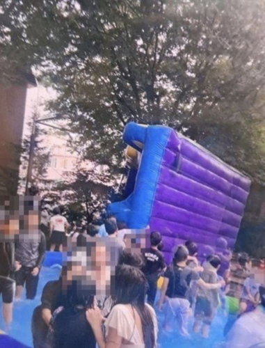 군포 물놀이장 '아찔' 대형 에어바운스 전도…어린이 5명 부상