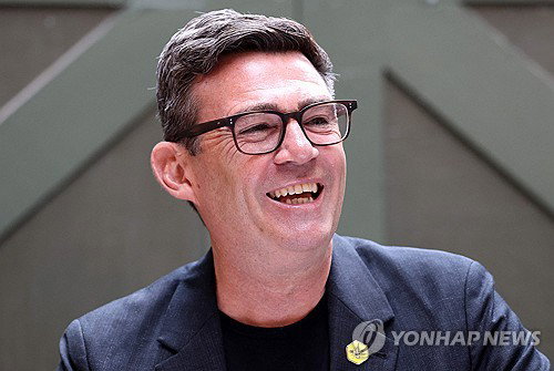 실각 위기 노동당, '북부의 왕' 버넘 카드…한 달 만에 총리직 등극