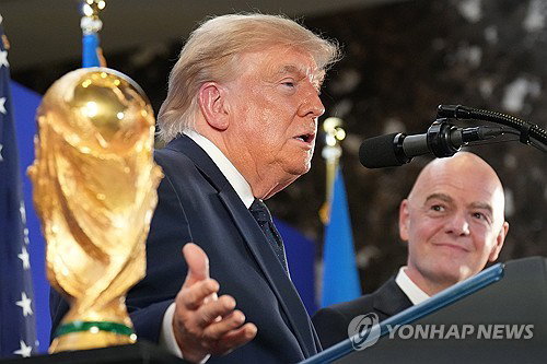 트럼프, FIFA 리셉션서 '8년 대통령' 주장…월드컵 축제 파문