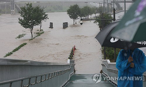 서울, 밤샘 폭우에 '침수경보'…동부간선 통제 '출근길 비상'