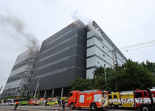 쿠팡 29만㎡ 물류센터 화재, 국가 동원에도 '밤까지 미진압'