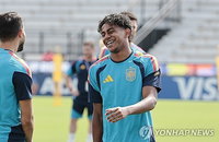 "골 넣고 기도하는 19세 소년" 야말, 분열된 스페인을 하나로 묶다