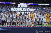 사카 해트트릭·10골 혈전…잉글랜드, 프랑스 6-4 격파하고 월드컵 3위 영예