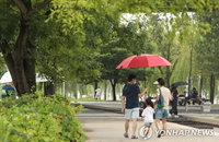 35도 제주 vs 80mm 중부... '폭염·폭우' 월요일 이중고 비상