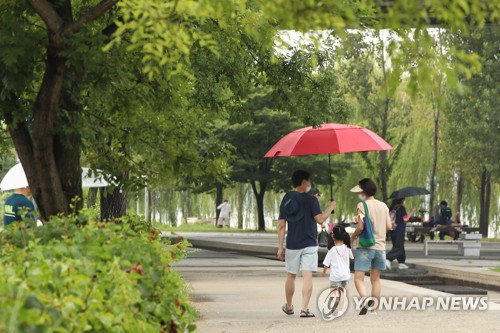 35도 제주 vs 80mm 중부... '폭염·폭우' 월요일 이중고 비상