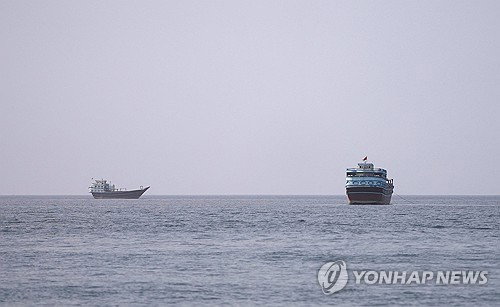 호르무즈 비상: 이란, '美 사주' 선박 2척 사고 주장