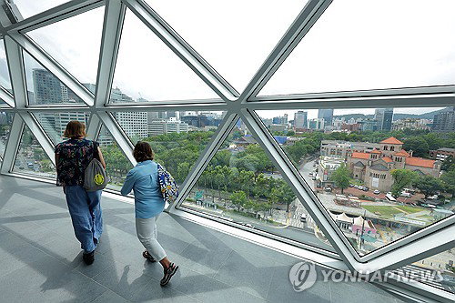 서울시청 '하늘전망대' 열흘 만에 7천명 돌파…夜개방 검토에 도심 들썩