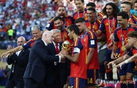 트럼프, 스페인 우승 시상대서 끝까지 버텼다…FIFA 회장도 손사래