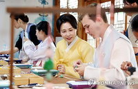 김혜경 여사, 노리개로 K-공예 한류 '새 장' 열다