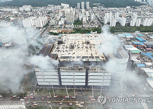'61시간 화마' 쿠팡 물류센터 초진…200명 주민 '불안한 밤'