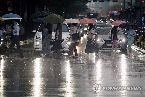 '물폭탄' 새벽 강타! 중부 장맛비vs남부 35도…극과 극 '힘겨루기' 여름