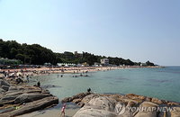 한여름 해변, '튜브 의인' 파도 속 중학생 구하고 사라져…온라인 '영웅 찾기' 뜨겁다