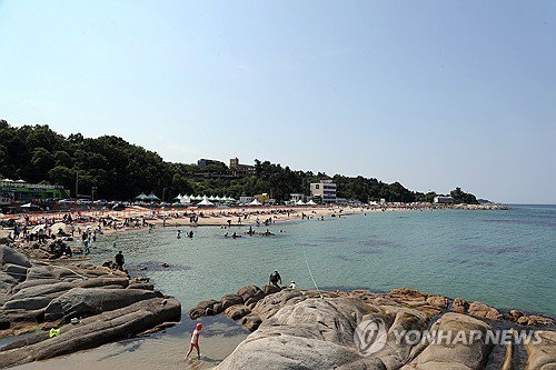 한여름 해변, '튜브 의인' 파도 속 중학생 구하고 사라져…온라인 '영웅 찾기' 뜨겁다