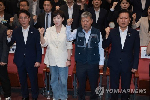 '신천지' vs '검찰개혁'… 민주당 전대, 김민석-정청래 '명심' 걸고 격돌