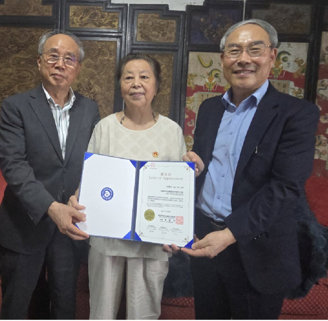 [왼쪽부터 맹효소 이사장, 류아란(刘亚兰), 이영준 기획위원장]