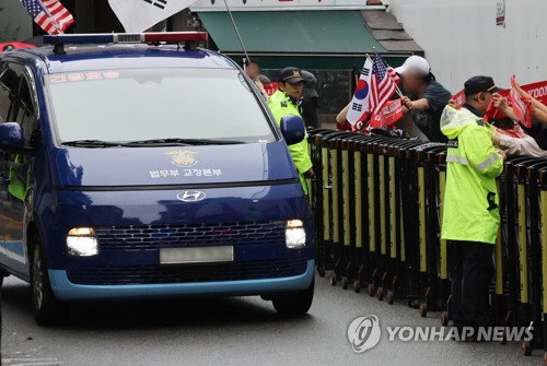 「1천12만원 수수」 김건희, 특검서 8시간 '침묵'…관저 의혹 새 국면