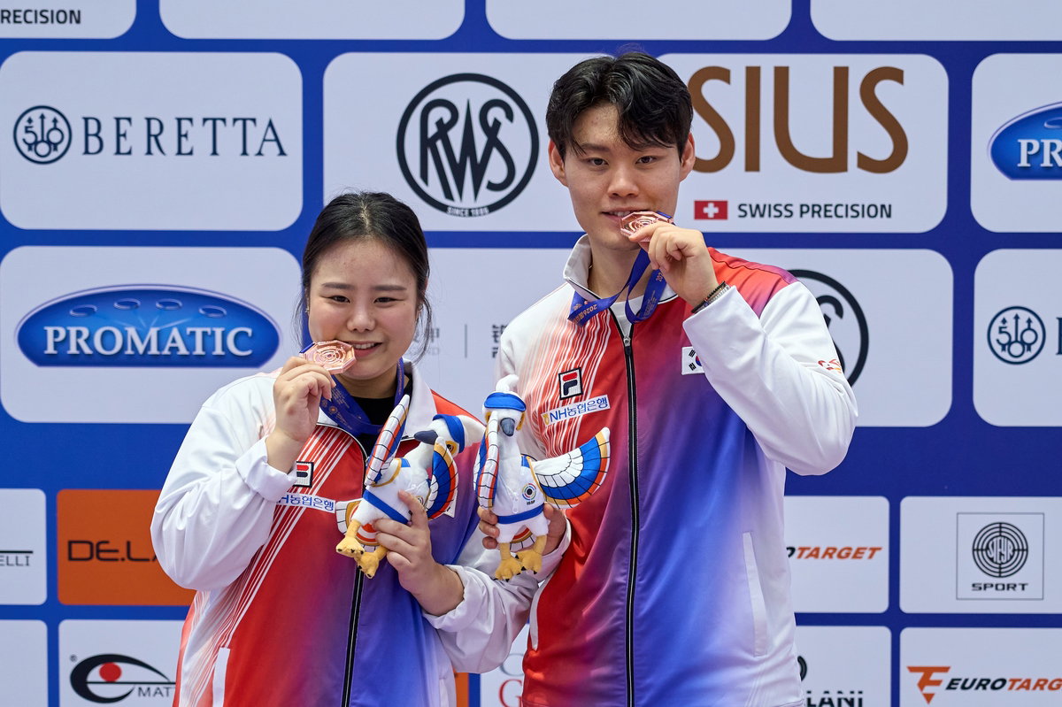 Ким Бо Ми и Хон Су Хён завоевали бронзовую медаль на чемпионате мира по стрельбе в Ханчжоу в дисциплине смешанный дуэт 10 м пневматический пистолет… завершили подготовку перед Азиатскими играми