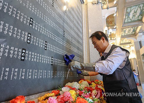 권오을 보훈장관X공무원노조, 현충원 위패 '정화' 손잡다... 2년 이어진 특별한 동행