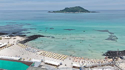 제주 해변 53만명 북적, '얌체 인상' 평상료 3만원 환원