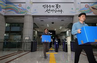 충청권서도 투표 통계 조작 정황…선관위 서버 이틀째 압수수색