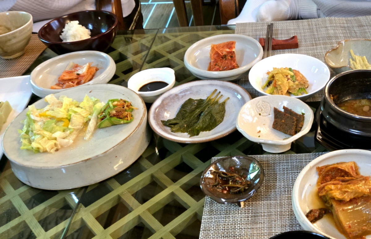 [지난봄 한 사찰에서 대접받은 된장, 김치, 녹두묵, 나물 등 소박한 밥상]