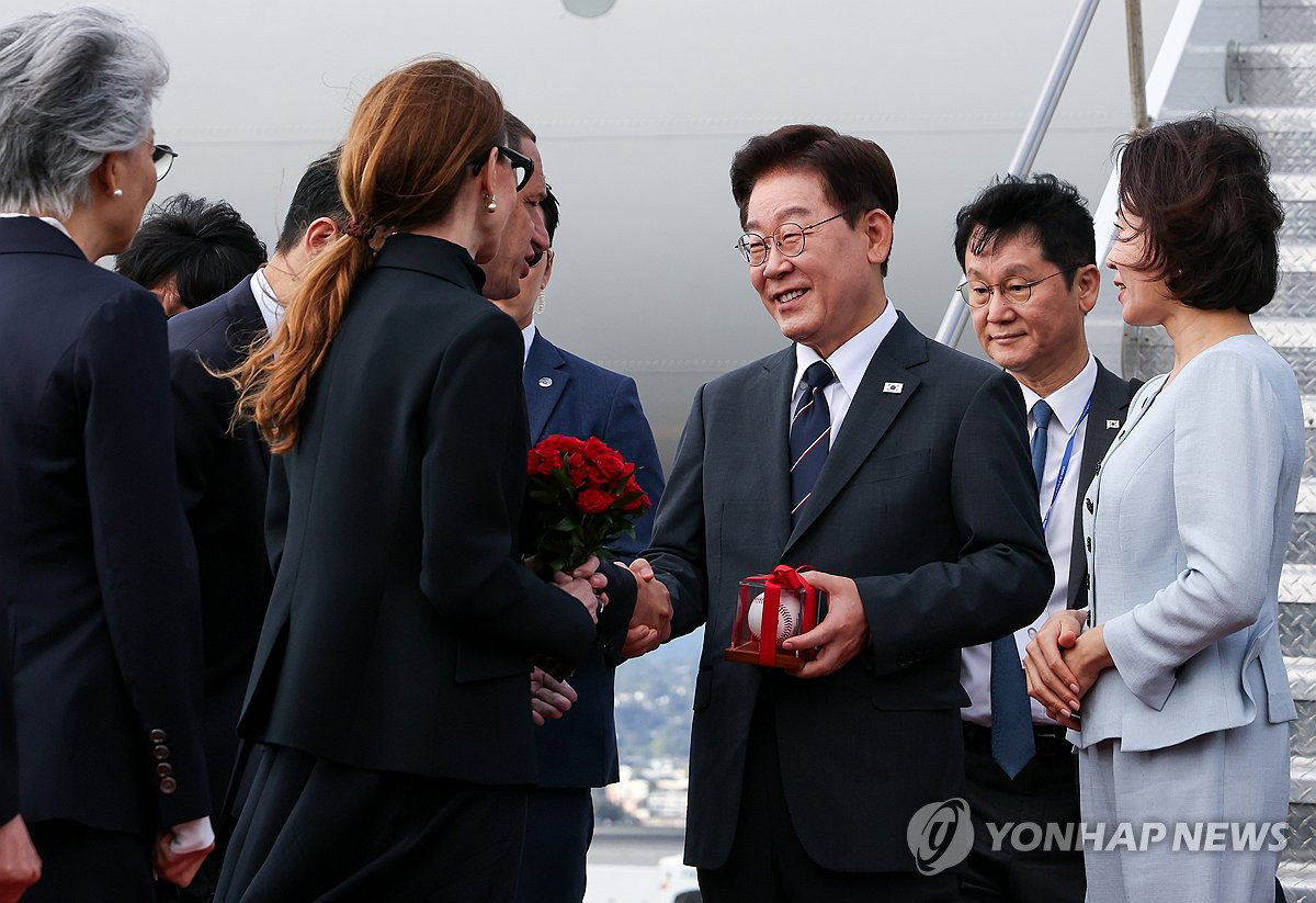 이재명 대통령, 샌프란시스코 도착…'이정후 사인볼' 받고 AI 빅테크 CEO 연쇄 면담 돌입