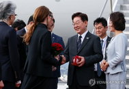 이재명 대통령, 샌프란시스코 도착…'이정후 사인볼' 받고 AI 빅테크 CEO 연쇄 면담 돌입