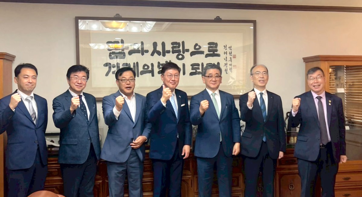 [지난 6일 일본 방문단이 매일신문사를 방문해 양국 우호 증진 방안을 논의하고 있다. 왼쪽부터 야기 노부키 야기양조 대표, 오치 요이치 봇짱극장 사장, 이재협 매일신문사 상무, 도쿠나가 시게키 이마바리시 시장, 이동관 매일신문사 사장, 우치다 카즈요시 도온시 부시장, 김재근 한산그룹 회장]
