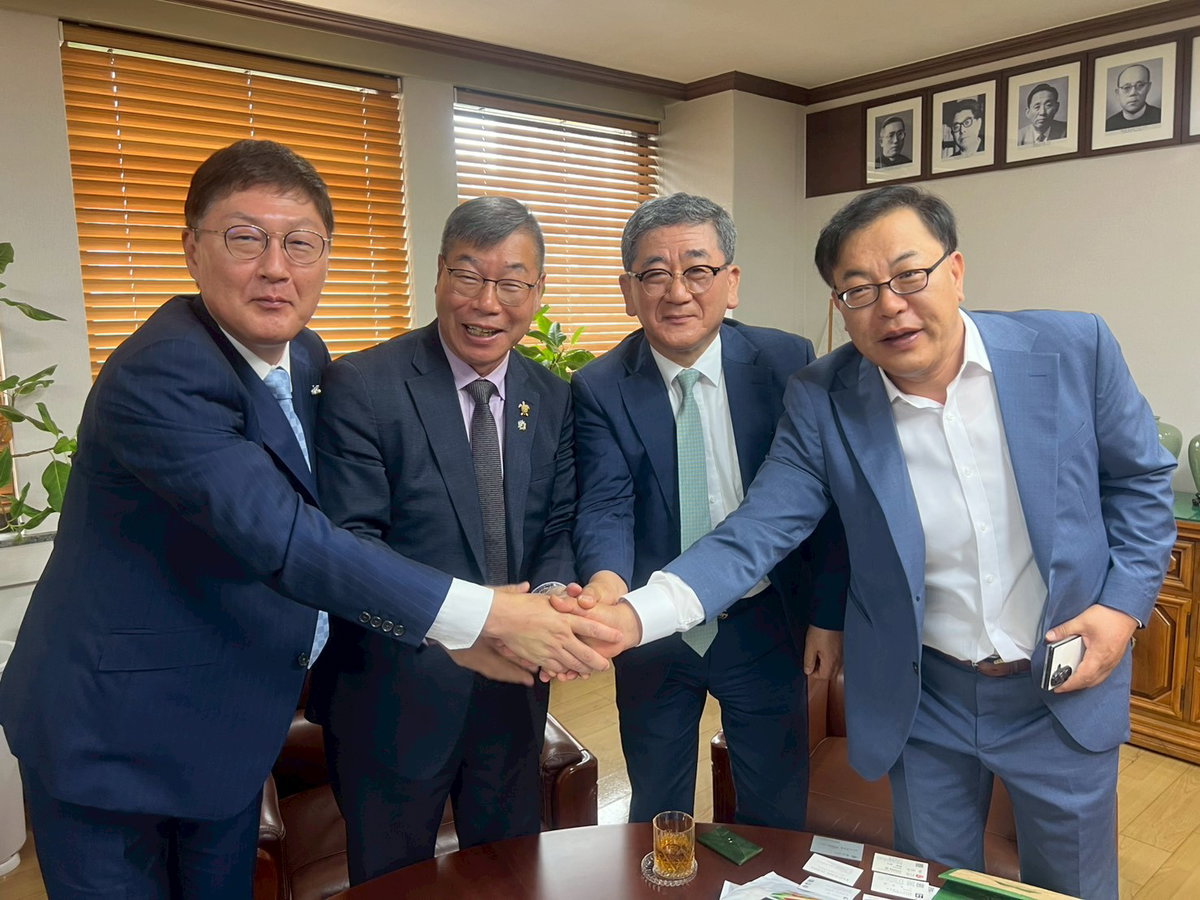 [왼쪽부터 도쿠나가 시게키 이마바리시 시장, 김재근 한산그룹 회장, 이동관 매일신문사 사장, 이재협 매일신문사 상무]