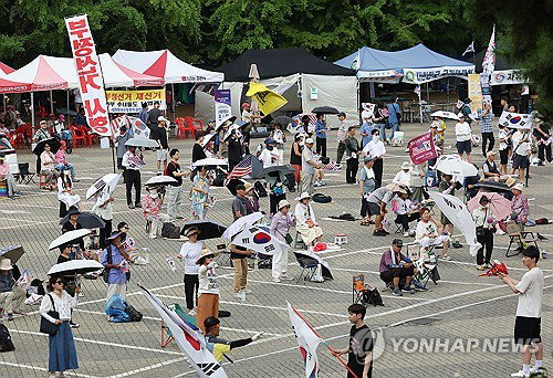 '선관위 증명하라' 개표소 기자 폭행 피의자, 오늘 구속 갈림길