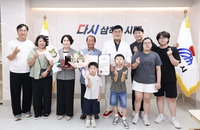 70년 묵은 영웅의 명예…삼척, 故 이용운 중사 유족에 화랑무공훈장