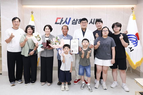 70년 묵은 영웅의 명예…삼척, 故 이용운 중사 유족에 화랑무공훈장