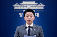 李대통령 연임론에 선 긋기…靑 “헌법이 허용하지 않고 현실적으로 불가능”