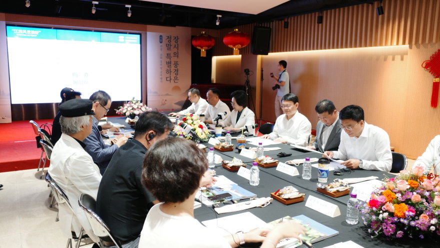 [한중대표단 회의 모습, 사진제공: 한중미술협회]
