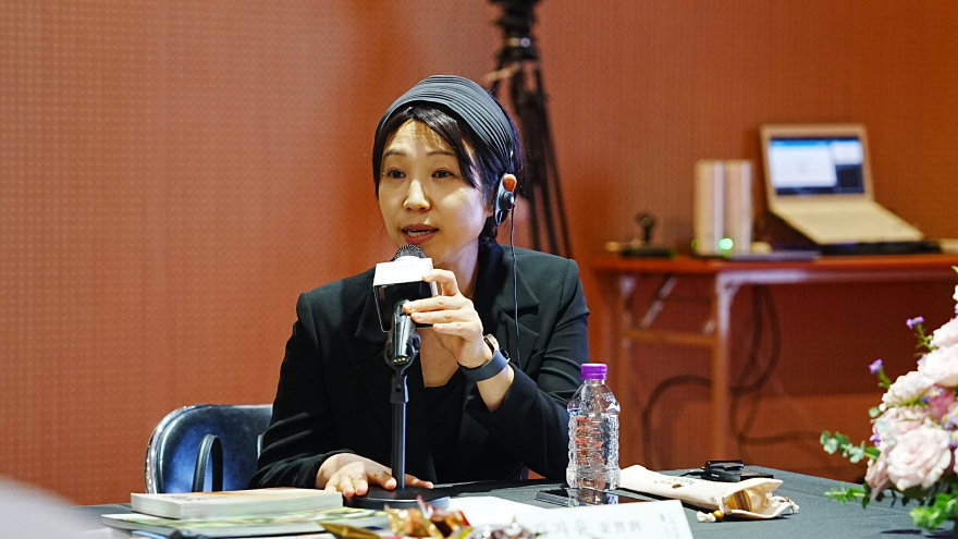 [한국 도자와 중국 도자 비교 현황을 설명하는 김지윤 하북미술대 교수, 사진제공: 한중미술협회]