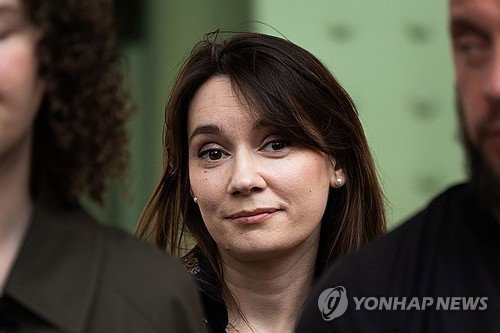 프랑스, 친러 선전가 추방 결정…「가택 연금」 반전 속 내정 간섭 경고