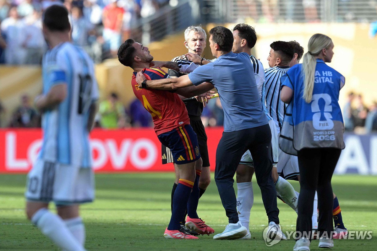 FIFA, 아르헨티나에 칼 빼들었다…결승 난투극·'말비나스' 현수막 징계 절차 착수