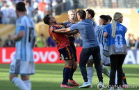 FIFA, 아르헨티나에 칼 빼들었다…결승 난투극·'말비나스' 현수막 징계 절차 착수