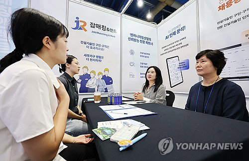 청년 82% '이력서 스펙 과도' 아우성...오버스펙에 지쳐간다