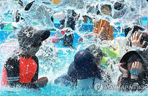 독소 품은 아쿠아슈즈, 구명조끼마저 '불안한 여름'