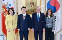 이재명, 칠레 대통령에 '왕실 상징' 건넸다…숨은 메시지는?