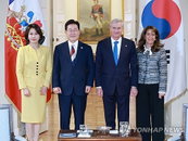 이재명, 칠레 대통령에 '왕실 상징' 건넸다…숨은 메시지는?