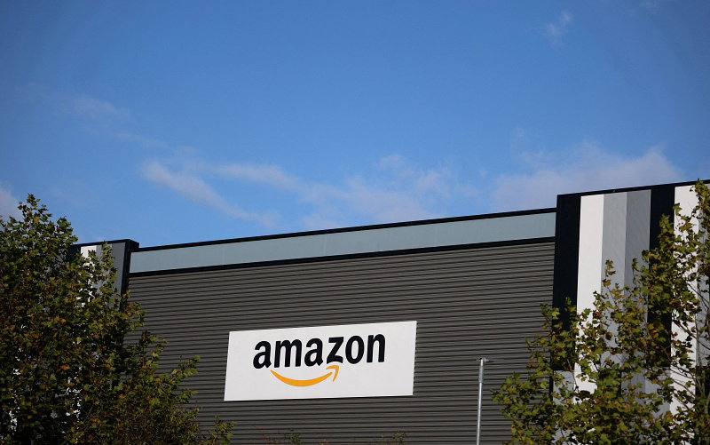 Amazon logo Amazon logo