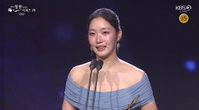 김고은 '두 번째 배우 대상'…청룡시리즈어워즈 빛낸 눈물