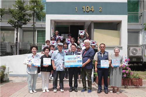 광복 81주년, 춘천 '태극기 물결' 파격 선언…153개 동 뒤덮는다
