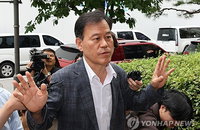 '4년 만에 칼날' 윤한홍 특검 출석… 관저 특혜 '윗선' 겨냥하나