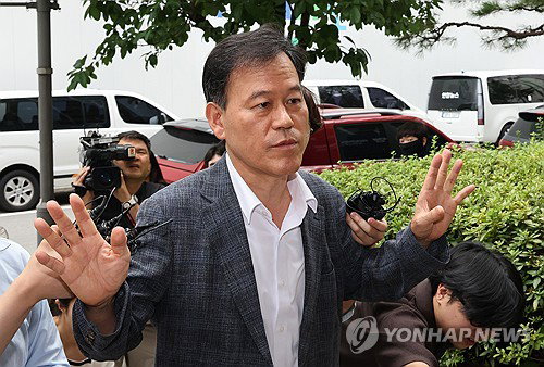 '4년 만에 칼날' 윤한홍 특검 출석… 관저 특혜 '윗선' 겨냥하나
