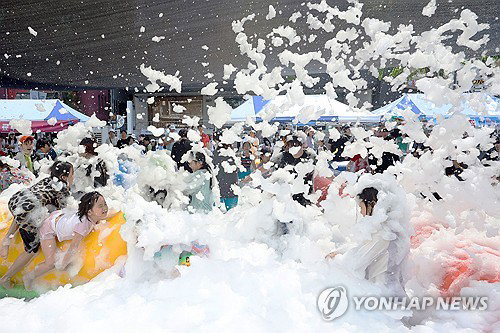 37.8도 금남로, 40m 물놀이장… '한여름 눈싸움'