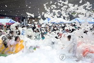 37.8도 금남로, 40m 물놀이장… '한여름 눈싸움'